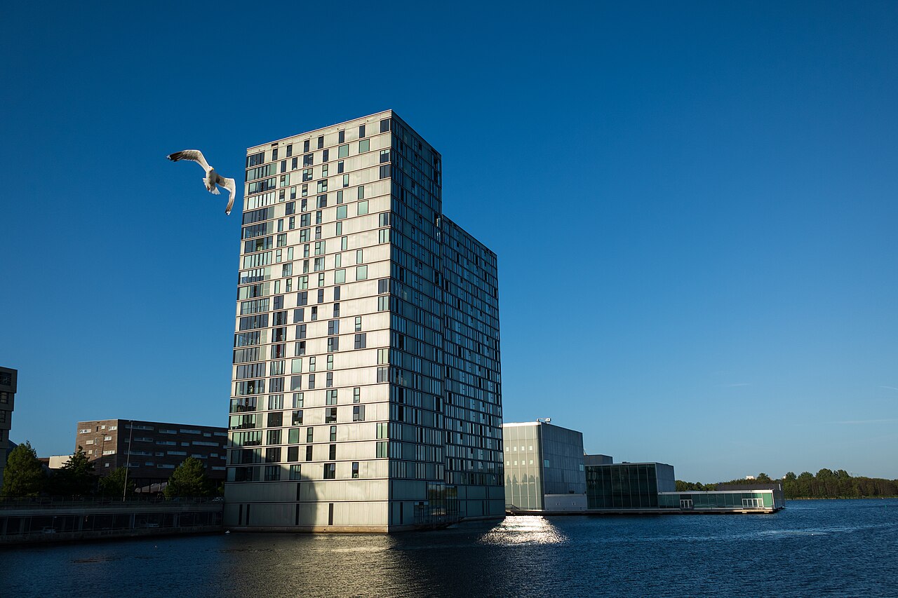 Moderne woontoren "Side by Side" in Almere