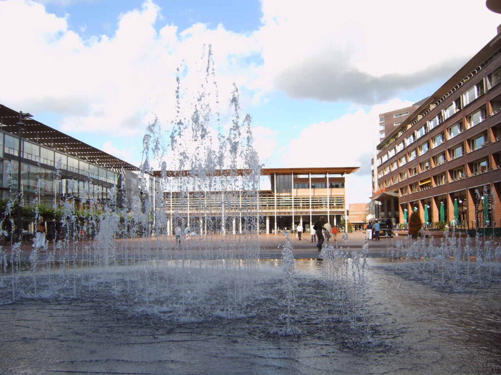 Stadshart Amstelveen met fontein en winkelcentrum