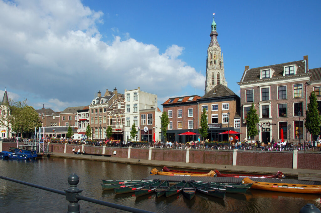 Grote Markt in Breda met de Grote Kerk