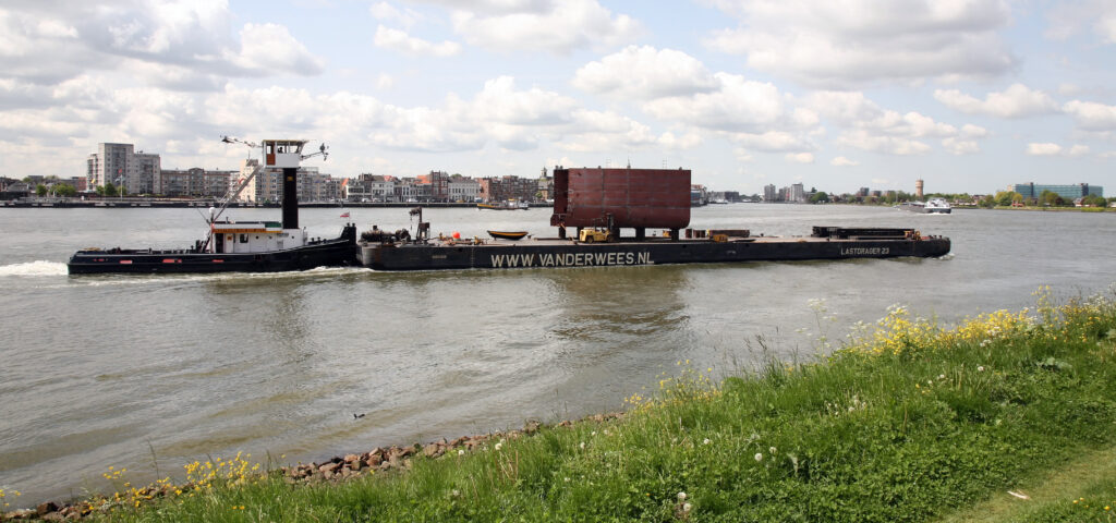 Scheepvaart bij Dordrecht met de stad op de achtergrond