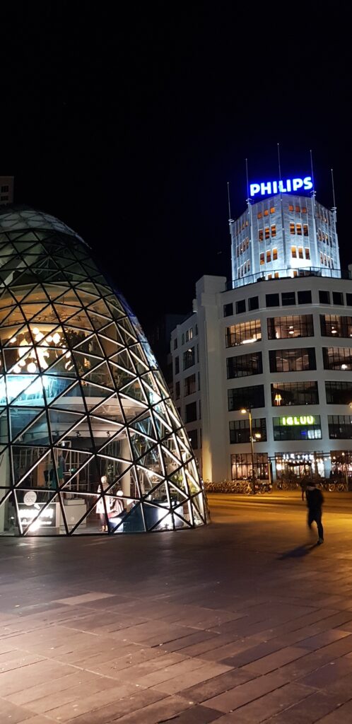 Lichttoren en glazen koepel bij het voormalige Philips-complex in Eindhoven, avondopname