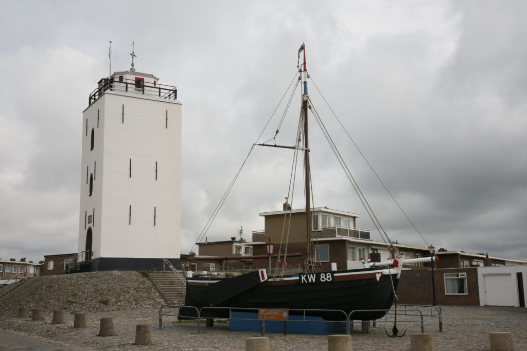 Vuurbaak Katwijk met bomschuit