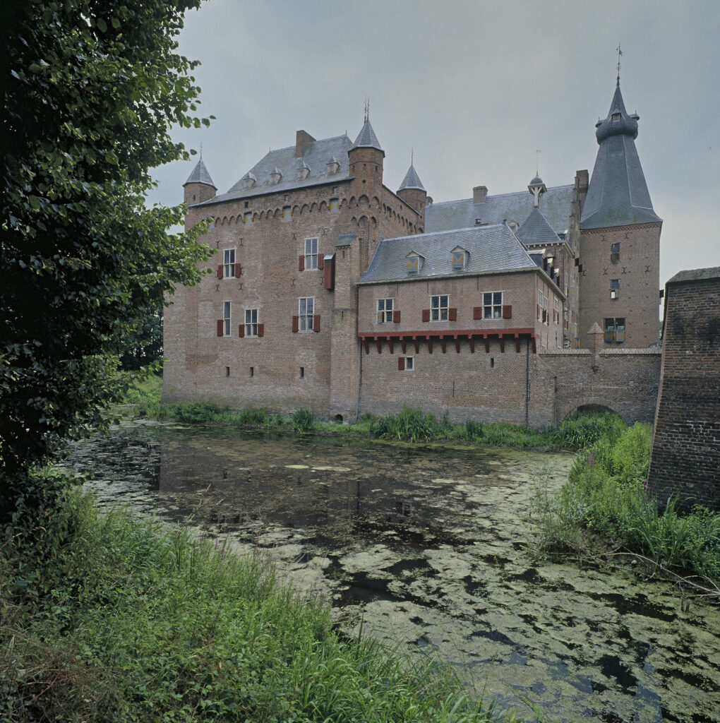 Kasteel Doorwerth in Renkum, gezien vanaf de overzijde van de gracht