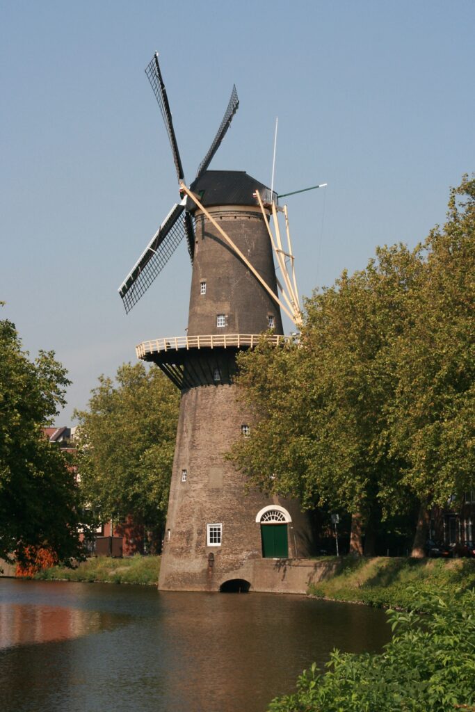 Windmolen De Walvisch aan de gracht in Schiedam