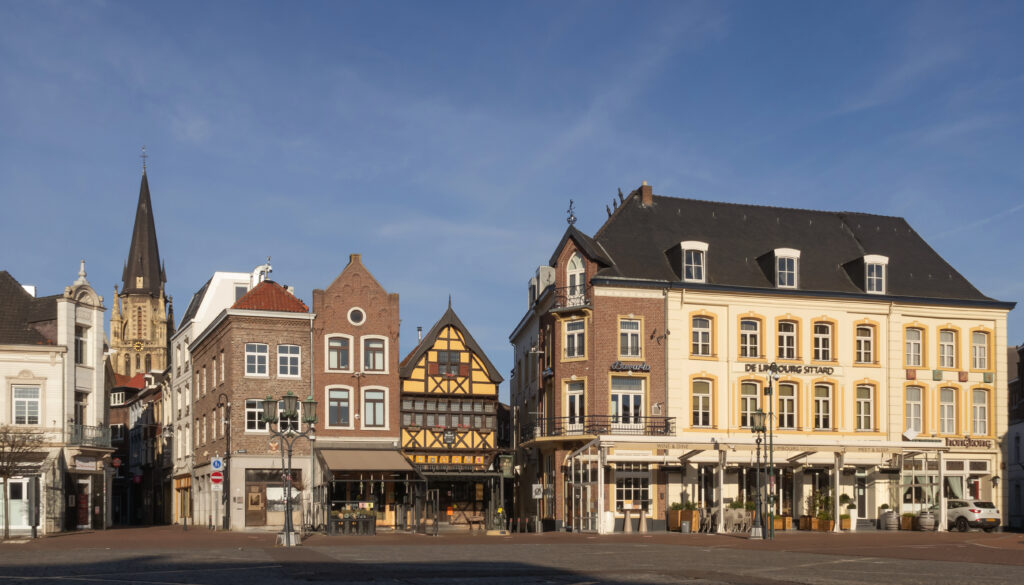 De Markt in Sittard met monumentale panden en de basiliek op de achtergrond