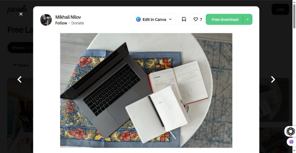 Laptop en notitieboekjes voor organisatie en planning