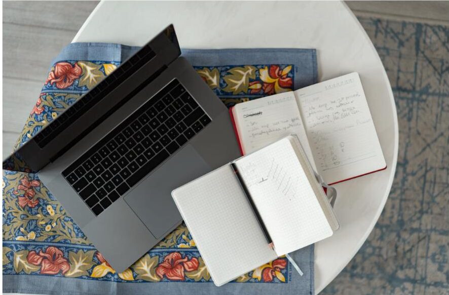 Laptop en notitieboekjes voor organisatie en planning