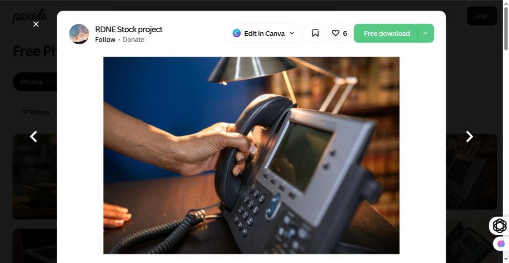 Hand die de telefoon opneemt voor contact