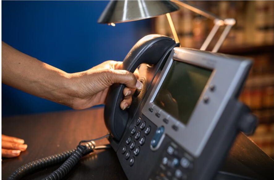 Hand die de telefoon opneemt voor contact