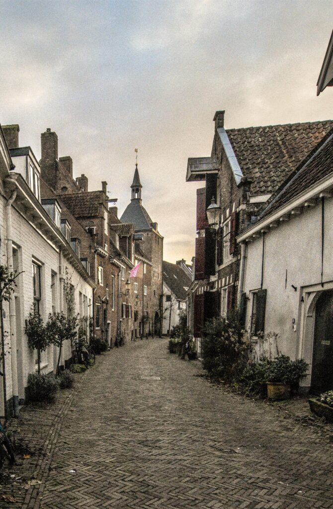 Traditioneel Nederlands straatje met karakteristieke huizen