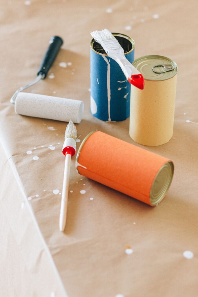 Verfblikken en verfroller op een werktafel