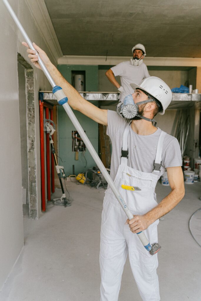 Gemotiveerde werknemers renoveren samen een woning